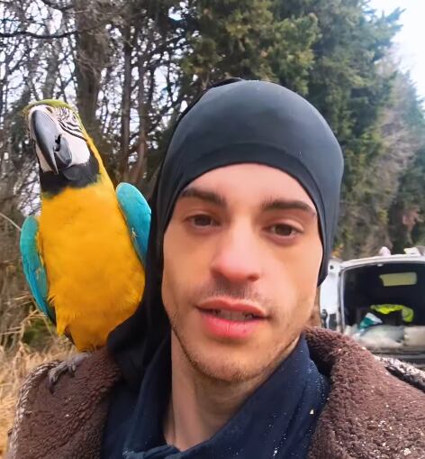 Marcos Moreno, el chico de las aves, con uno de sus guacamayos