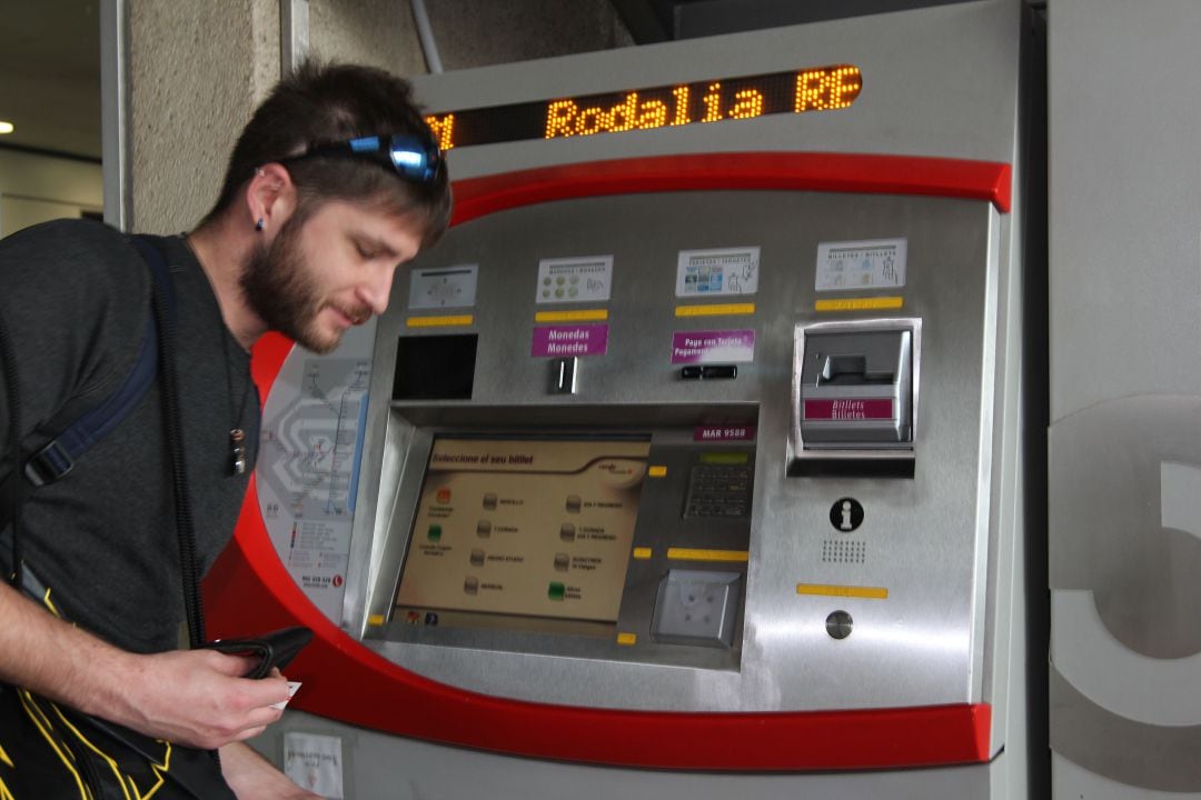 Usuario de cercanías en la estación de Castellón 