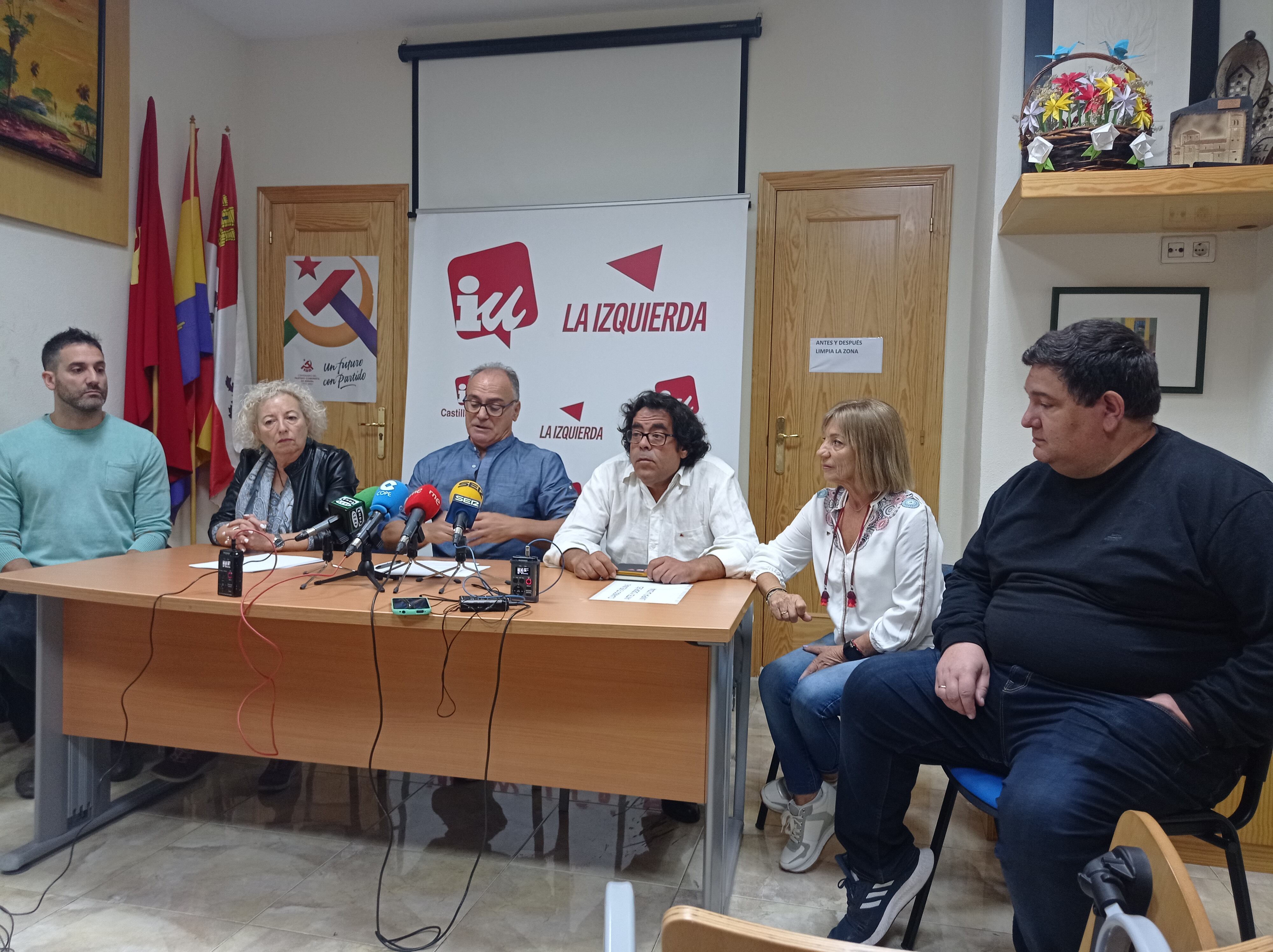 José Manuel Muñoz acompañado del resto de miembros de su ejecutiva en IU Palencia