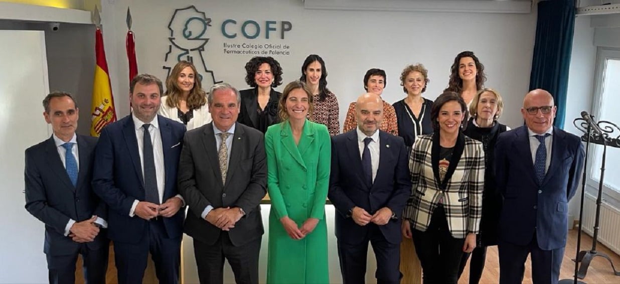 Ana Deza junto al resto de los miembros de la junta directiva del COF