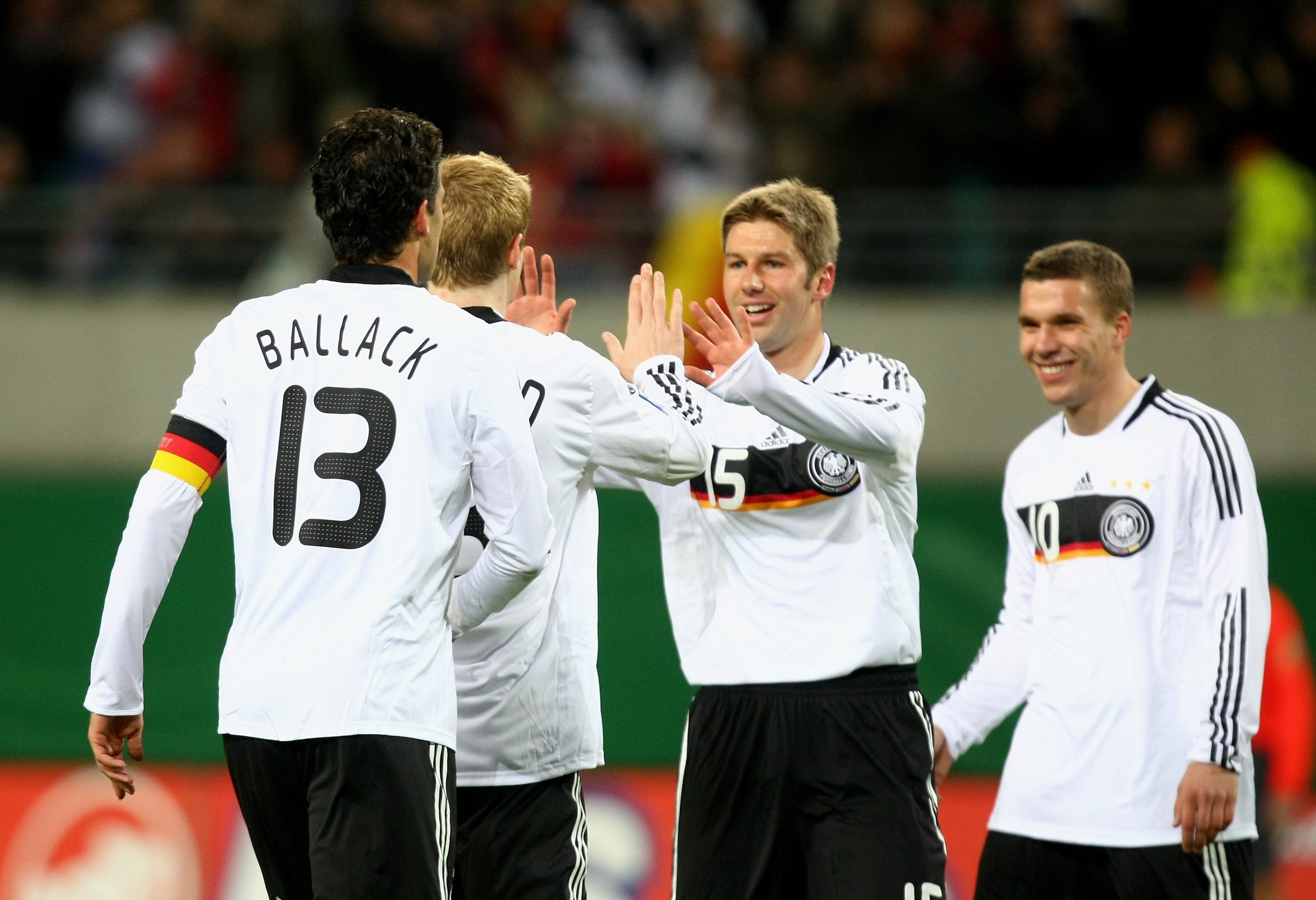 Thomas Hitzlsperger celebra un gol de Alemania junto a Michael Ballack, Marcell Jansen y Lukas Podolski en 2009