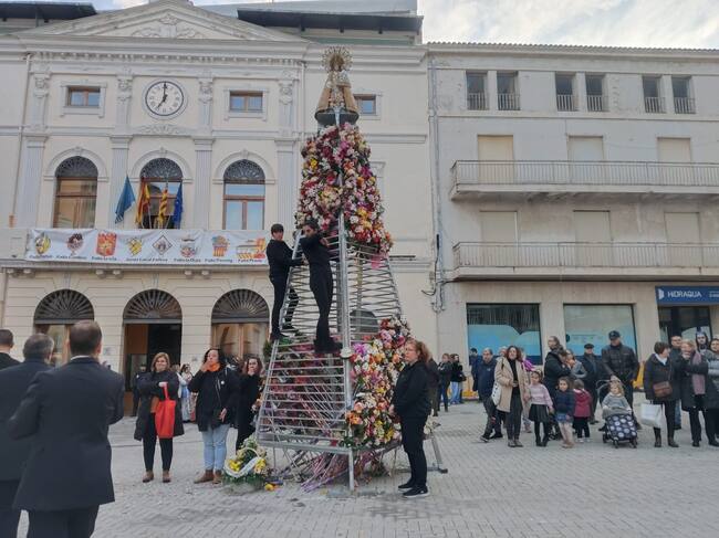Momento en el que continuaban pasando las fallas de Tavernes en la Ofrenda de las Flores