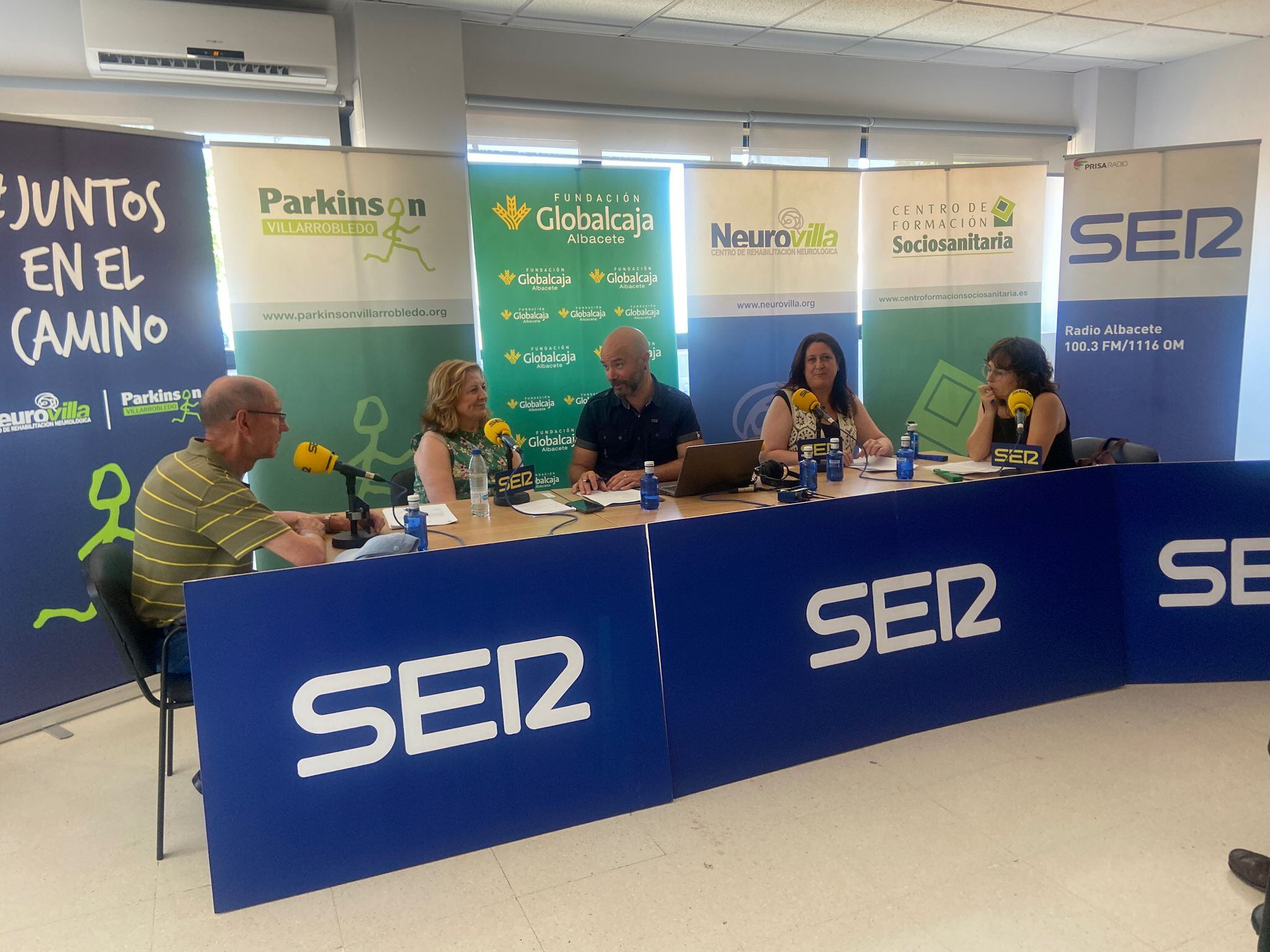 José Ramón Giménez, paciente diagnosticado de Parkinson; María Eugenia Ramírez, presidenta de Fibromialgia Villarrobledo; y Eva Rodríguez, trabajadora social de Alzheimer Villarrobledo