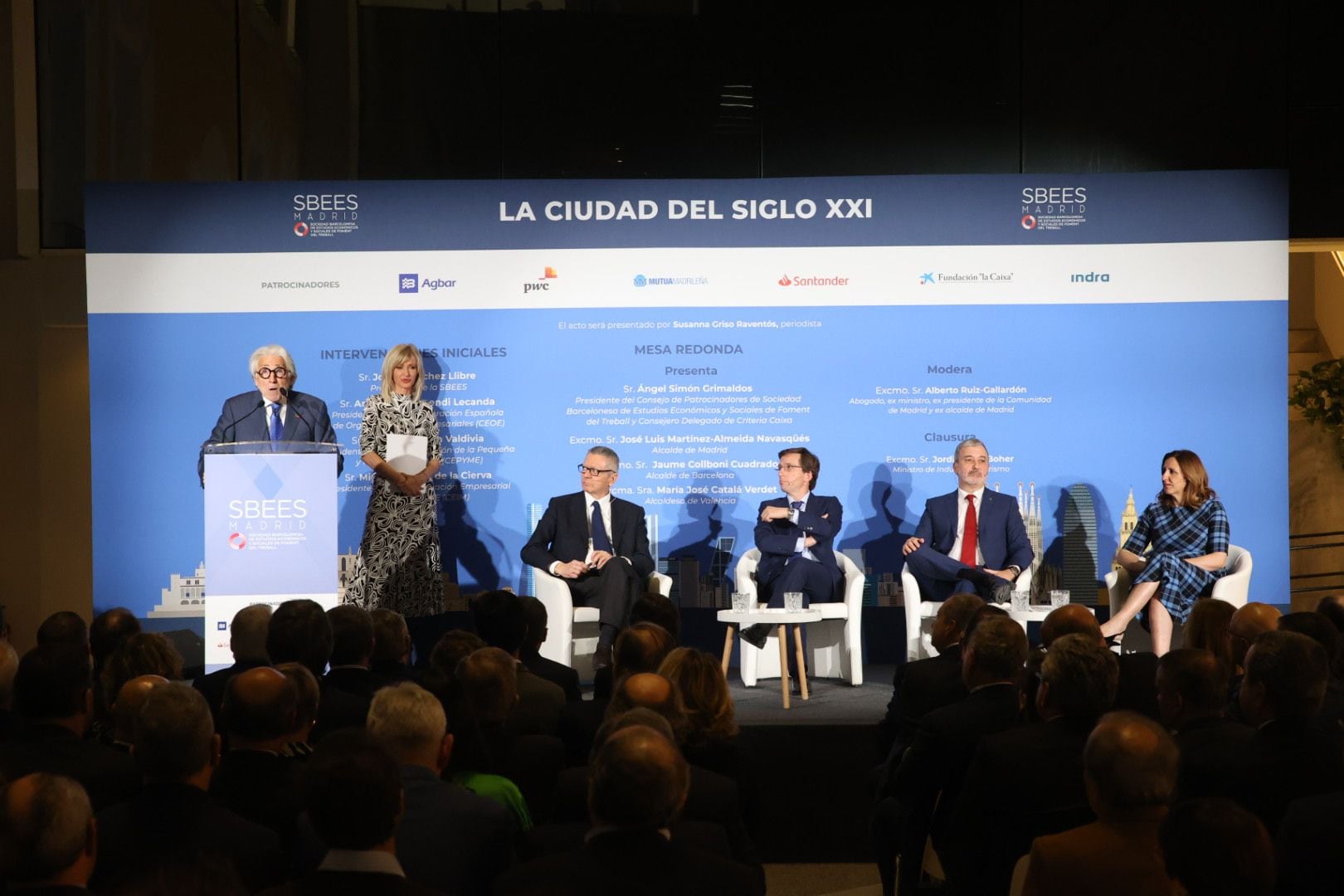 El alcalde de Madrid, José Luis Martínez-Almeida, el alcalde de Barcelona, Jaume Collboni, y la alcaldesa de Valencia, María José Catalá, participan en la mesa redonda La ciudad del siglo XXI, organizada por Sociedad Barcelonesa de Estudios Económicos y Sociales, este martes en el Palacio de Miraflores en Madrid