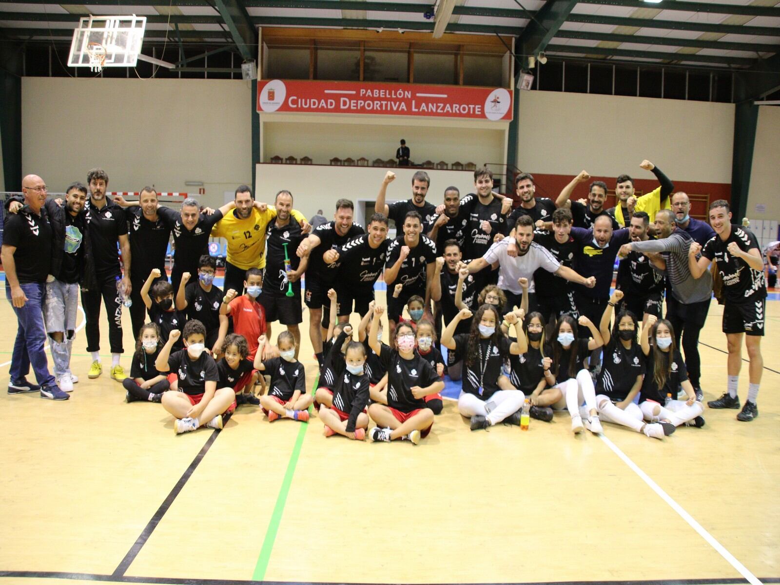 Jugadores y técnicos del Gourmet Ampate Lanzarote celebrando la victoria.