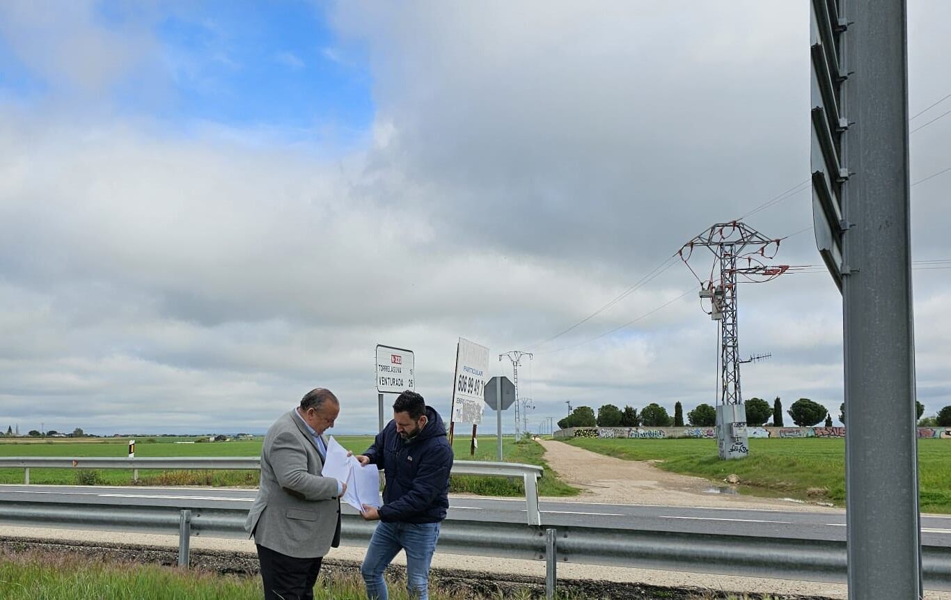 Alcalde y concejal junto al lugar donde se solicita el semáforo