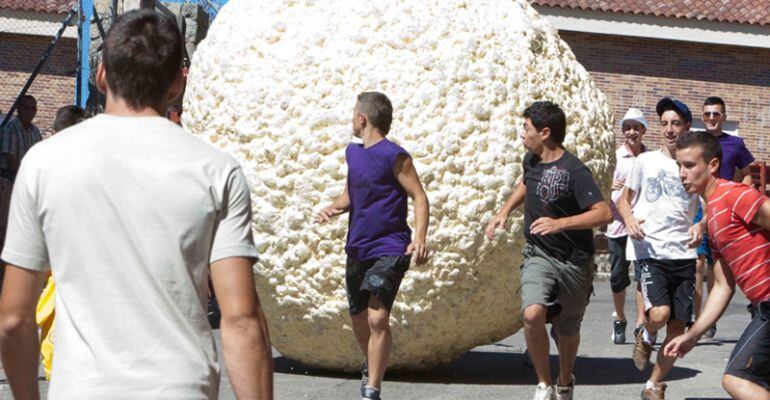 Jóvenes corriendo el &#039;Boloencierro&#039;