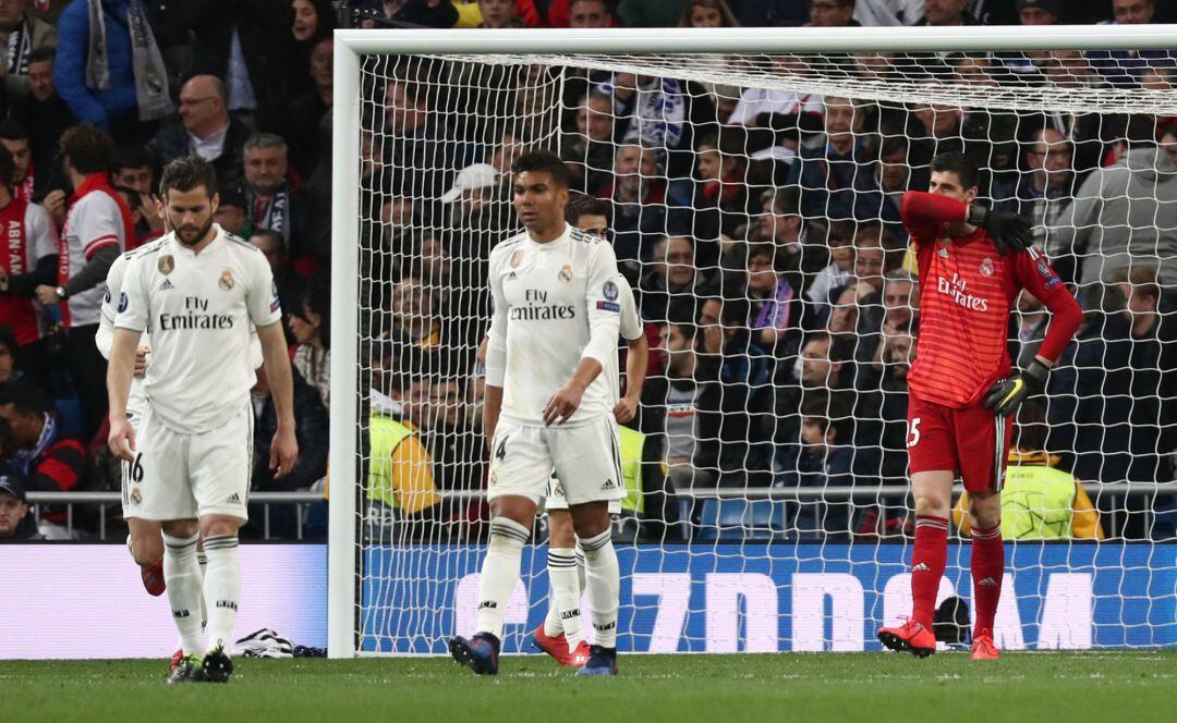 Los jugadores del Real Madrid se lamentan tras uno de los goles del partido en Champions League
