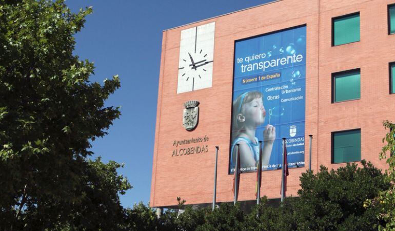 Fachada del Ayuntamiento de Alcobendas con una pancarta que ensalza la transparencia municipal