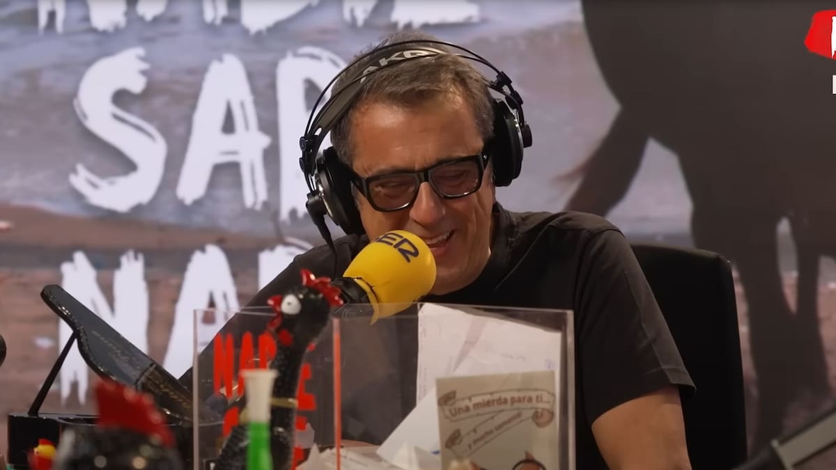 "Eres míster excéntrico": Berto Romero alucina con la petición de Buenafuente a un fotógrafo a la hora de hacerse su foto del DNI