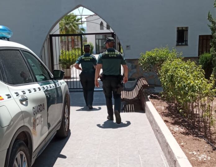 La Guàrdia Civil entrant al cementiri d'Alfarrasí