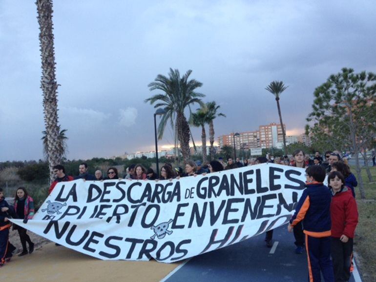 Imagenes de la última manifestación contra la carga y descarga de graneles en el Puerto de Alicante 