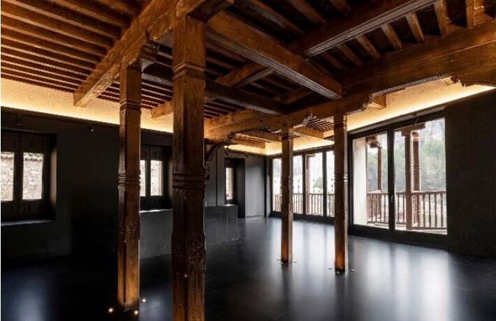 Interior del rehabilitado restaurante de las Casas Colgadas de Cuenca