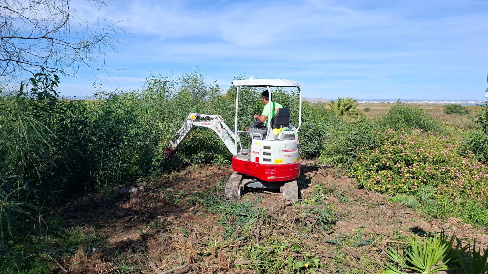 Maquinaria llevando a cabo las primeras labores de restauración ecológica integral en El Carmolí.