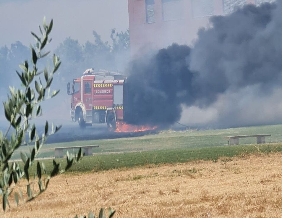 Camión de bomberos quemado en la URJC en el campus de Alcorcón