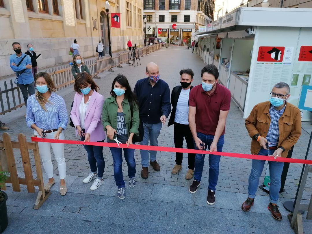 El concejal de Cultura, Alberto Ferrao (segundo por la derecha) y concejales de la oposición inauguran la Feria del Libro de Gijón. 