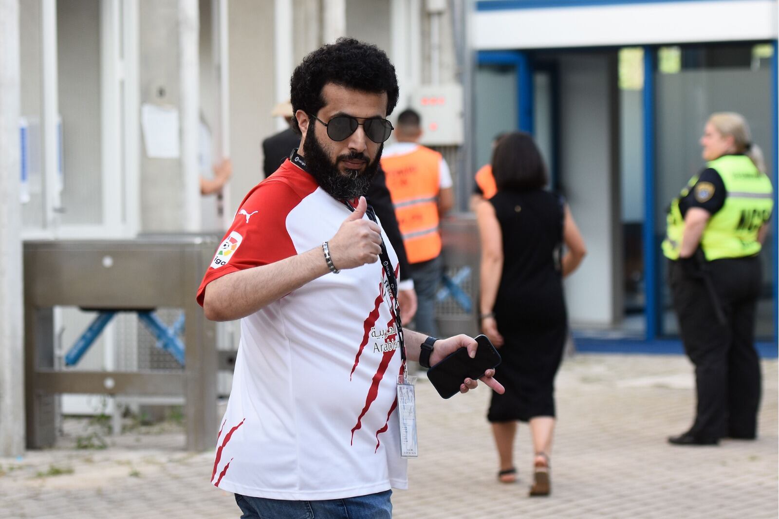 Turki dando el OK a LA VOZ a la entrada de Butarque.