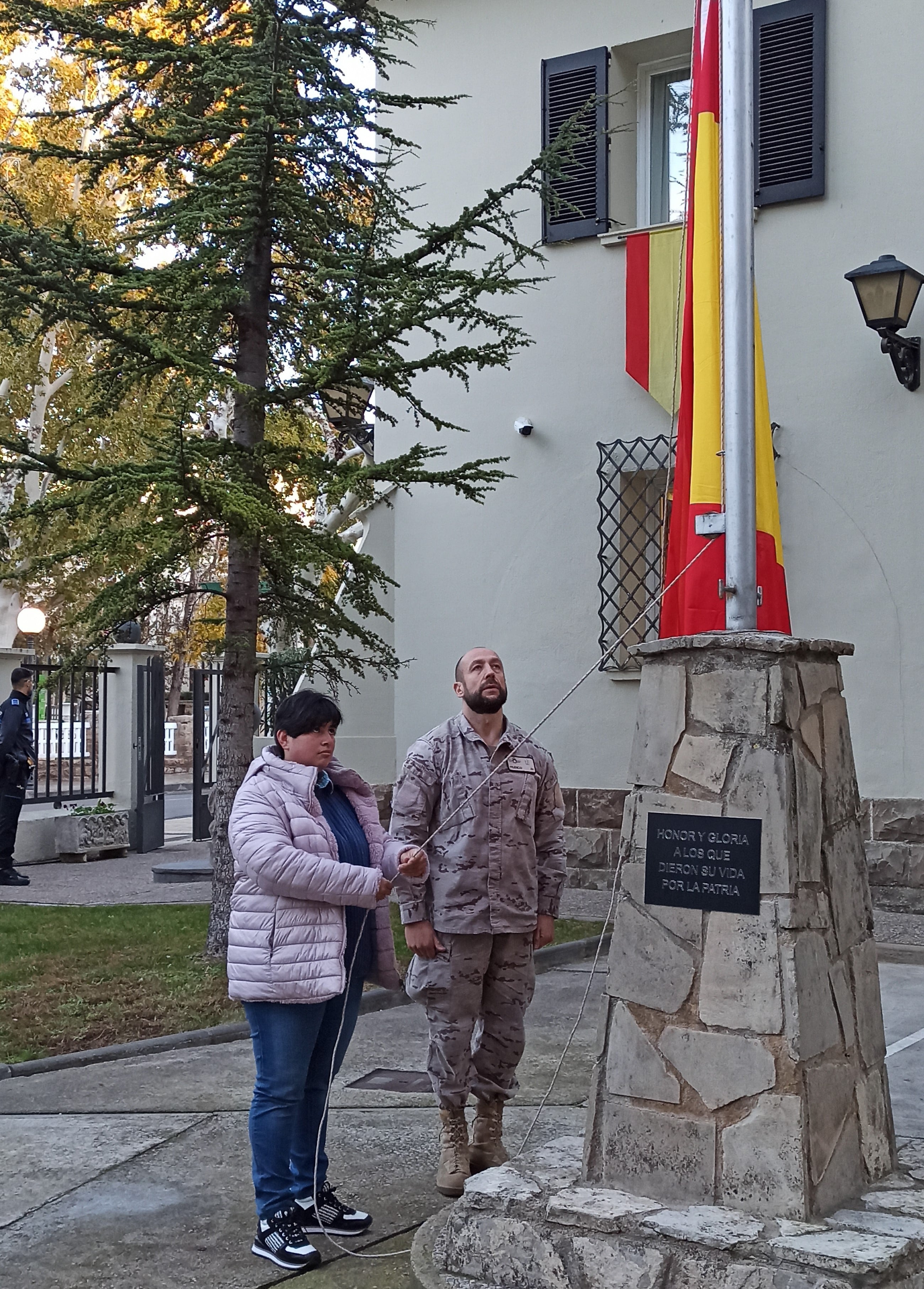 Guadalupe Campo era la encargada de izar la bandera