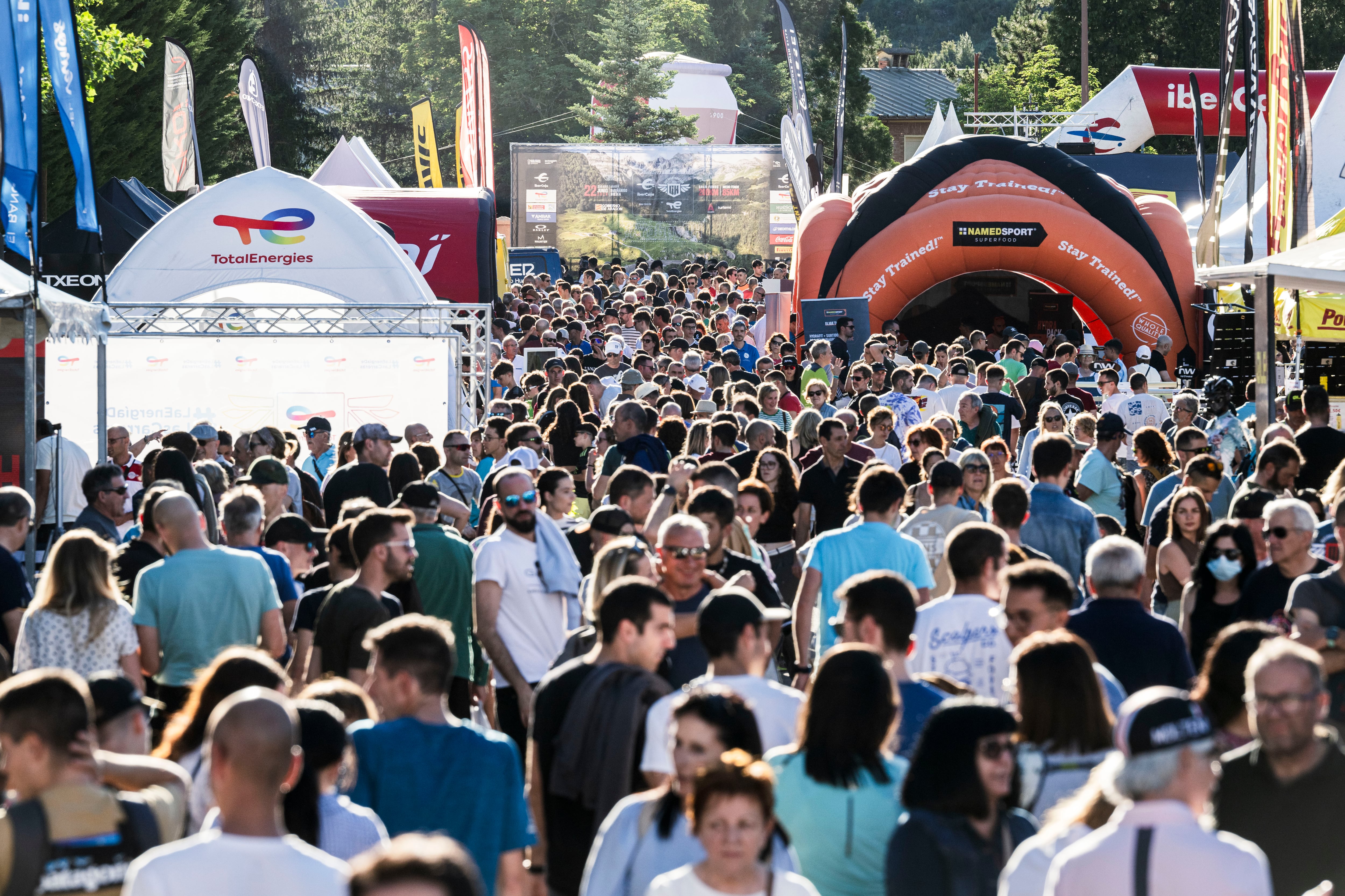 Miles de personas llegan a Sabiñánigo para la QH