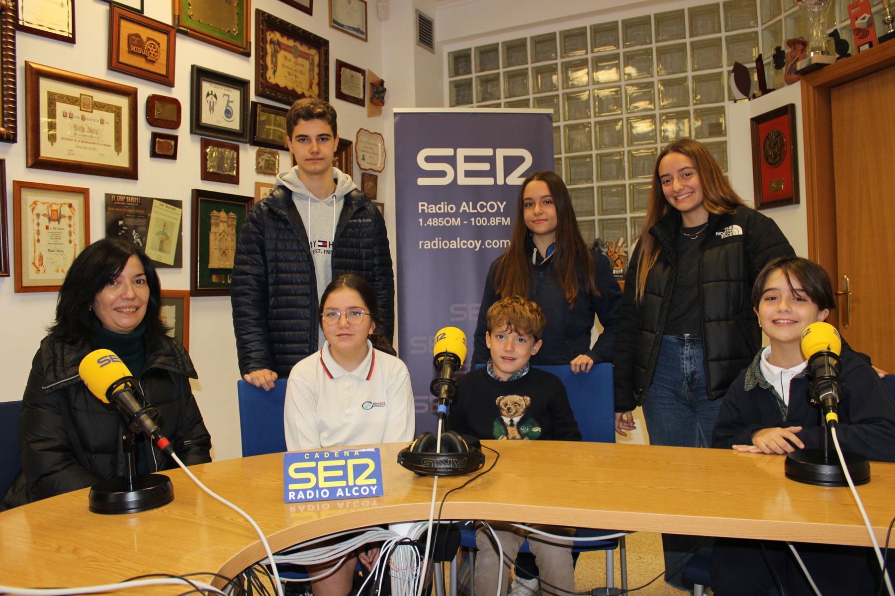 Gema Moiña junto a los ganadores de las distintas categorías del concurso de la postal de AIN