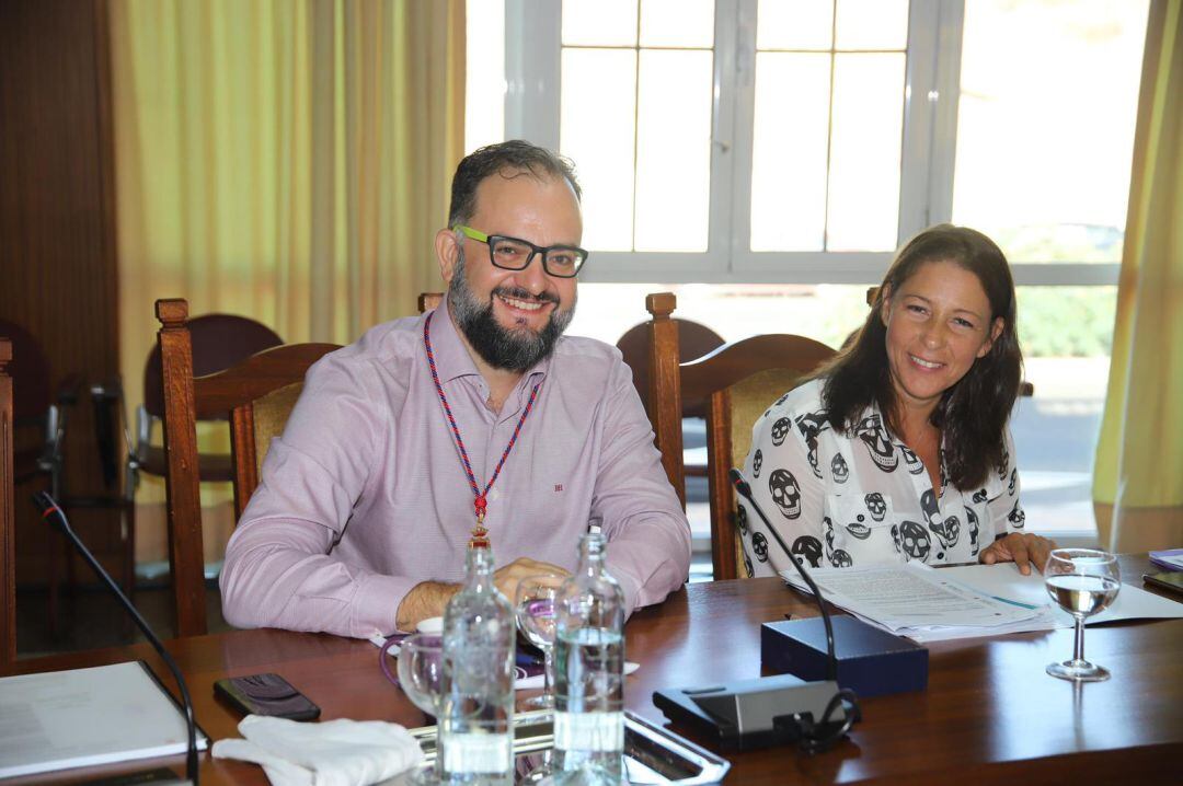 Jorge Peñas y Miriam Barros en el pleno del Cabildo