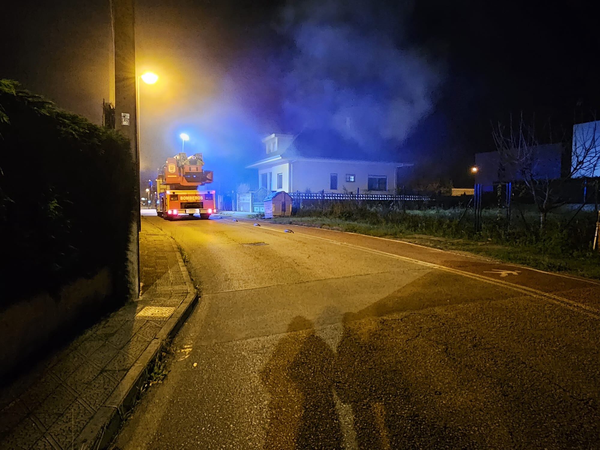 Los bomberos intervienen en la vivienda en la que se declaró el incendio.