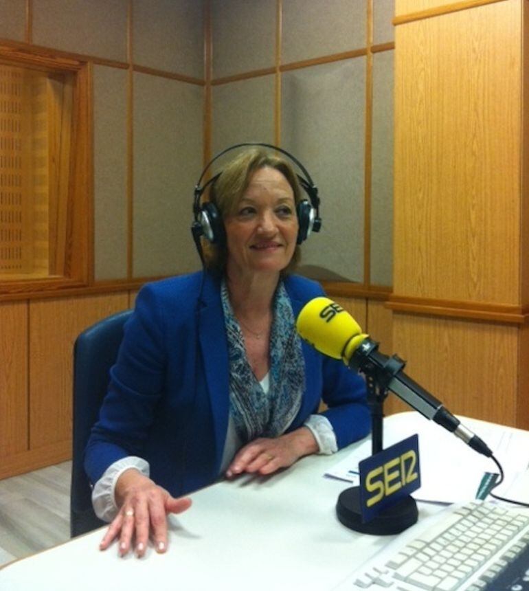 La consejera, Carmen Ortiz, en los estudios de Radio Sevilla durante la entrevista en Surco y Marea