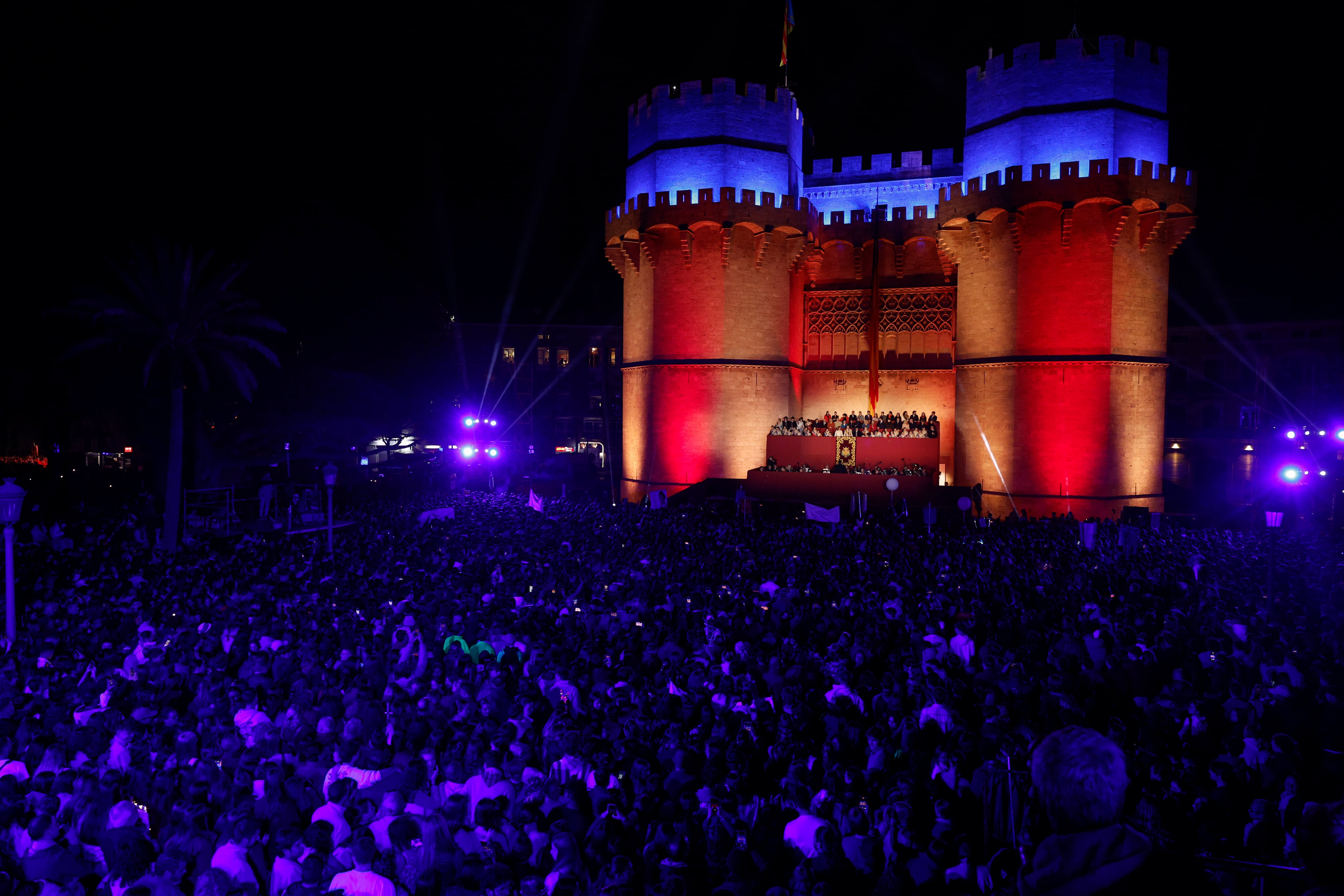 Un momento de ´La Crida´, evento en el que queda inaugurado oficialmente el periodo de festejos falleros del año, que se ha celebrado hoy domingo en València.