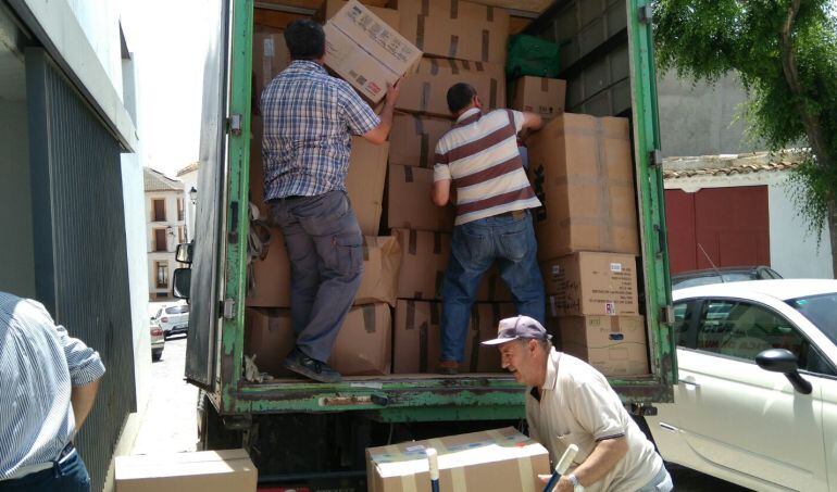 Momento de la recogida de la ayuda donada con la campaña