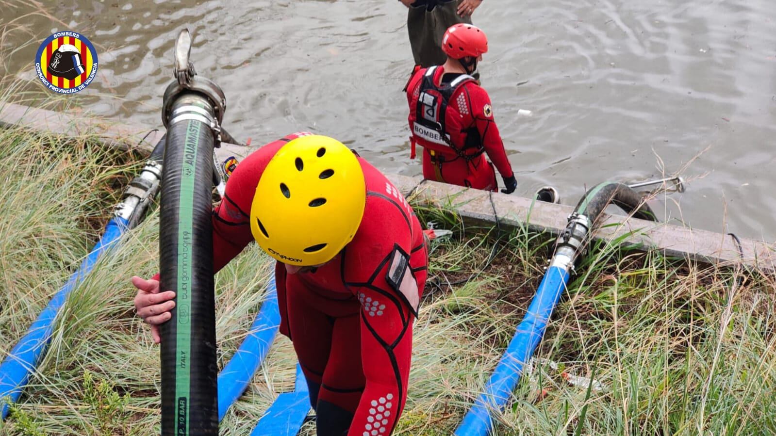 Un operativo de los bomberos achicando agua en Gandia, durante el paso de la DANA &quot;Alice&quot;