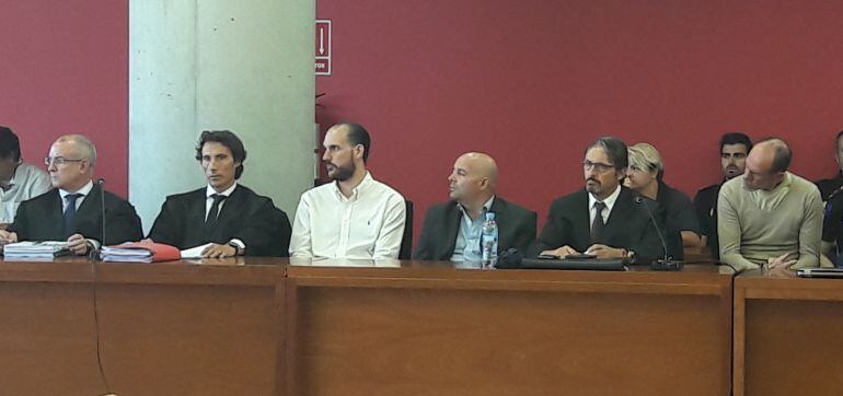 Banquillo de los acusados. De blanco, Juan Cuenca, principal acusado, y a su derecha, Constantin Stan, uno de los dos ciudadanos rumanos acusados por el doble crimen. El otro, Valentín Ion, primero por la izquierda