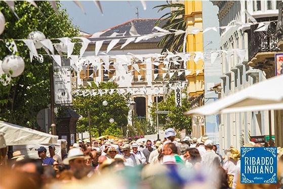 Las calles de Ribadeo se llenan de gente cada año por la celebración del Ribadeo Indiano