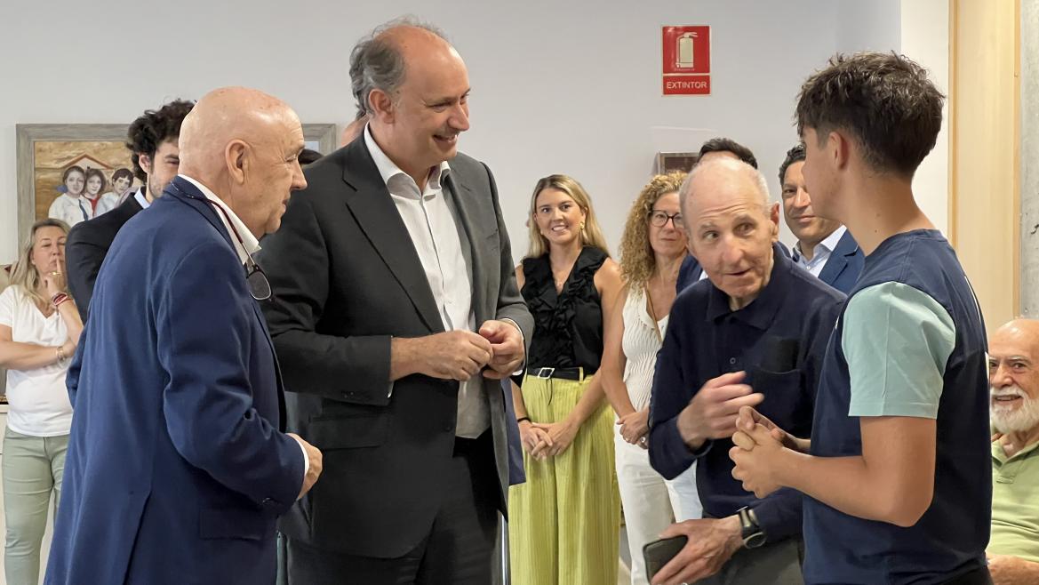 Abuelos y nietos disfrutando del taller de capacitación digital en Moralzarzal