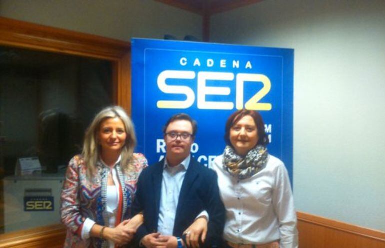 Ángel Roldán, junto a su madre, Isabel Martínez y María Eugenia Cuartero, alcaldesa de Casas de Lázaro