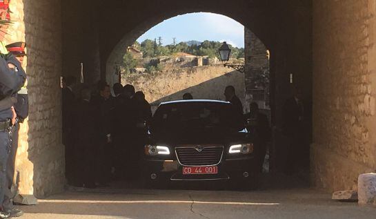 Vehicle oficial del primer ministre italià arribant al parador de Tortosa.