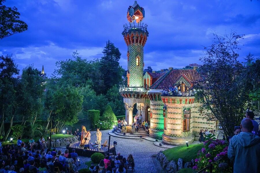 El Capricho de Gaudí, en Comillas, de noche iluminado