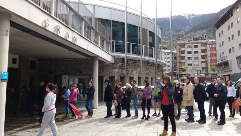 Cues a Escaldes per aconseguir aigua potable aquest matí. El subministrament ja s'ha restablert però encara no és apta pel consum humà.