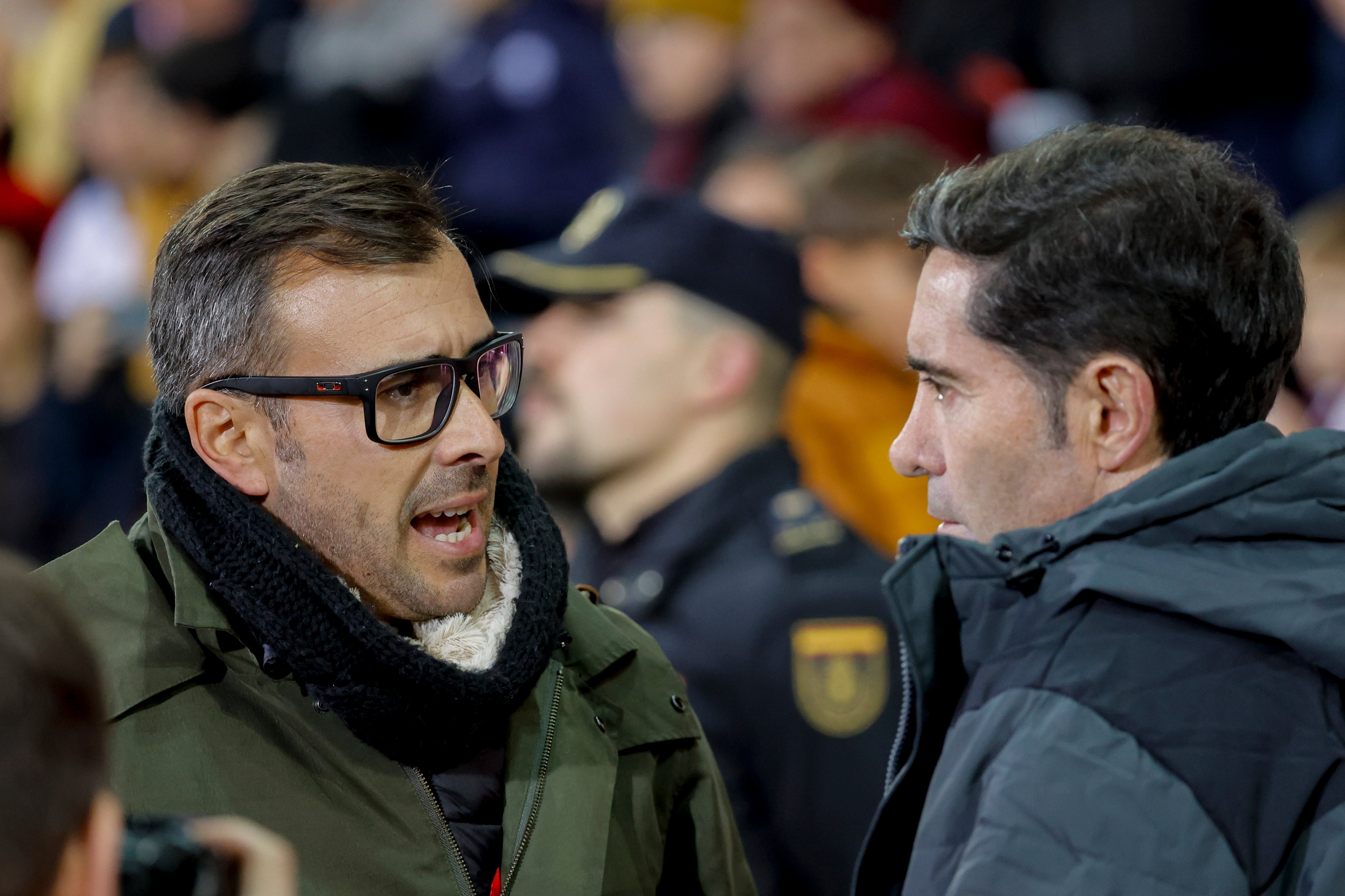 PONTEVEDRA (GALICIA), 04/12/2024.- El entrenador del Pontevedra, Yago Iglesias (i), saluda al entrenador del Villarreal, Marcelino García Toral, durante el encuentro correspondiente a la segunda ronda de la Copa del Rey que disputan este miércoles, el Pontevedra y el Villarreal CF, en el Estadio Municipal de Pasarón, en Pontevedra. EFE/ Lavandeira Jr
