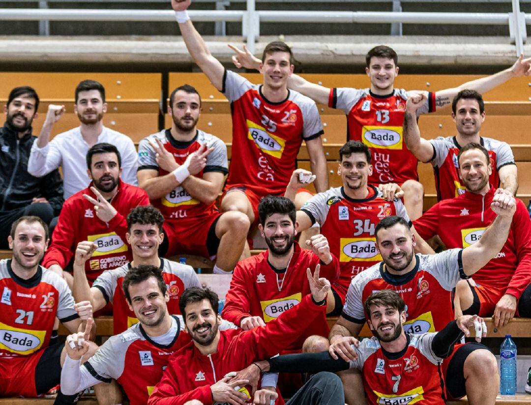 La plantilla de Bada Huesca celebra su triunfo ante Cisne.