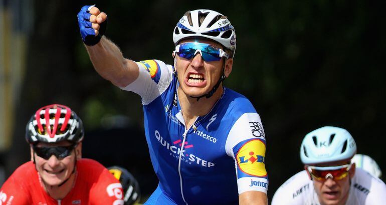 Kittel levanta el brazo en la meta