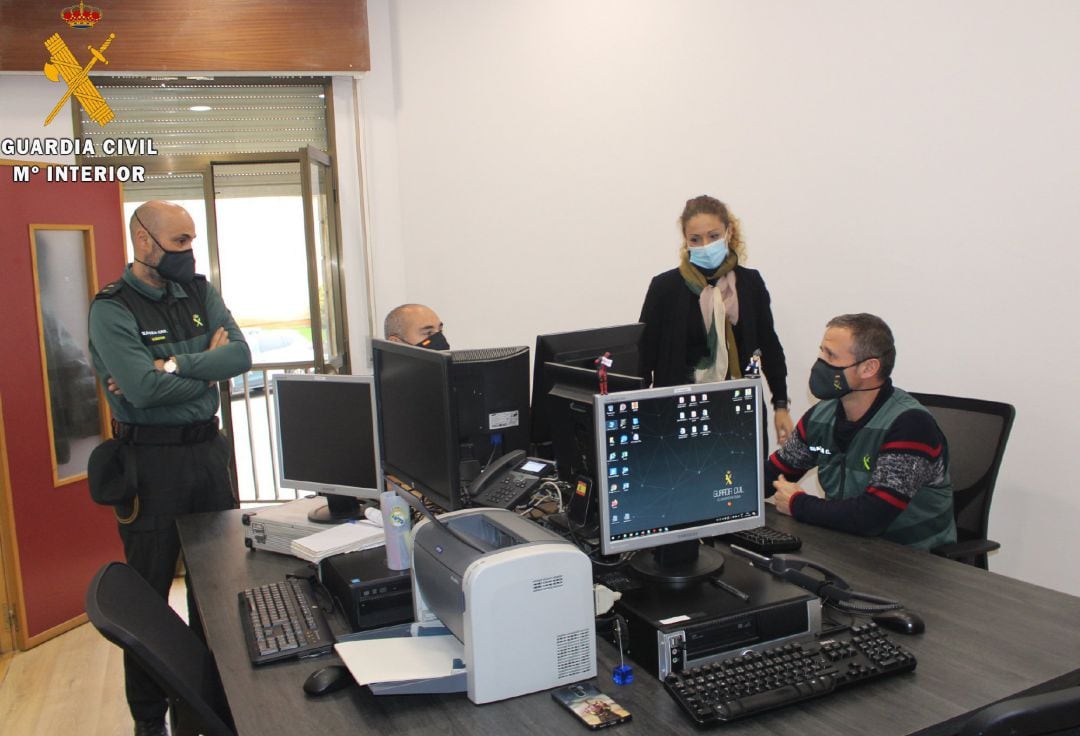 La delegada del Gobierno en Cantabria, Ainoa Quiñones, visita al nuevo equipo de la Guardia Civil para luchar contra la ciberdelincuencia.