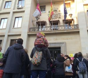 En la concentración había decenas de niños. En esta caso, una niña ante la bandera de la Unión Europea