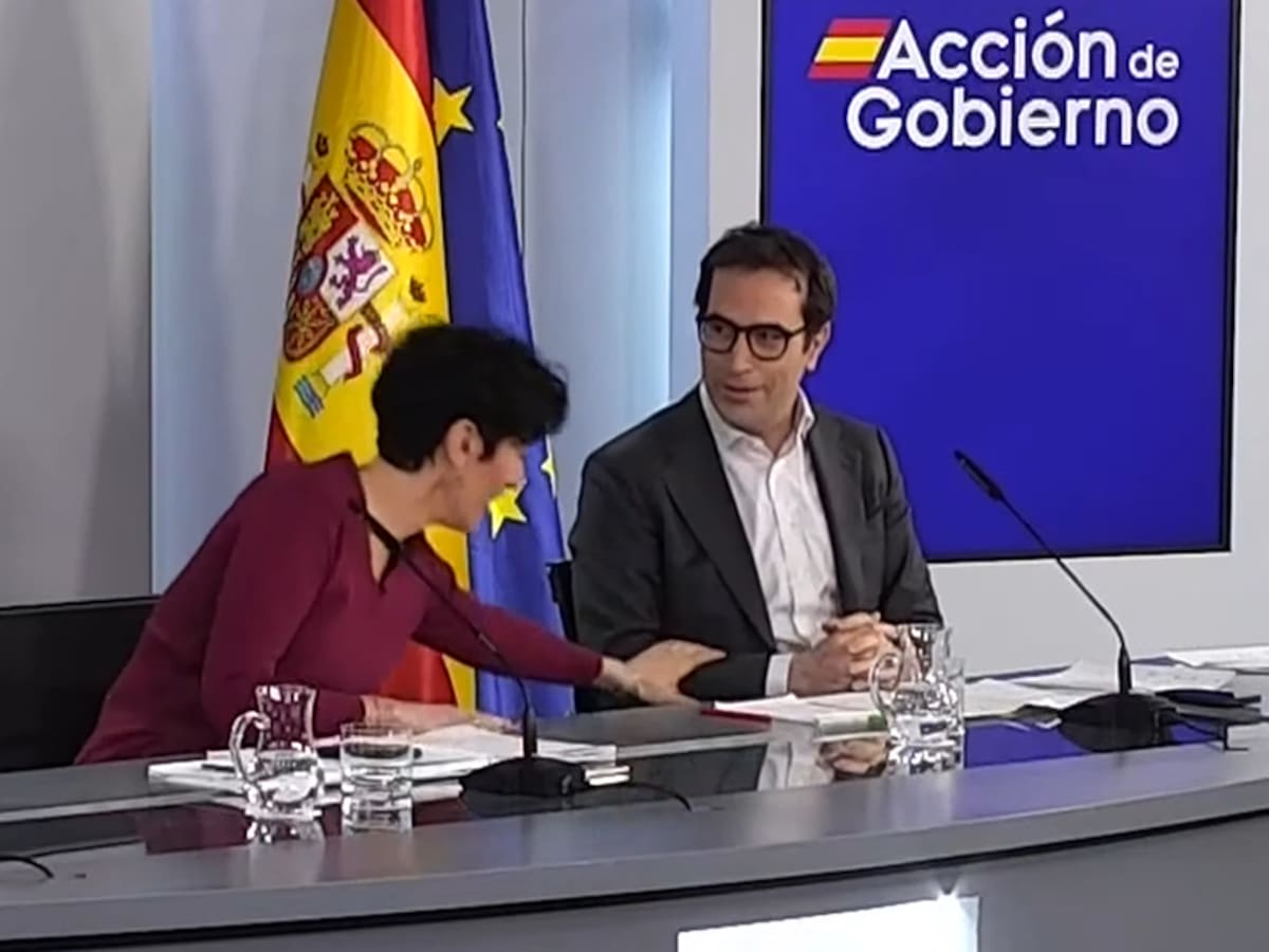 Elma Saiz y Carlos Cuerpo desatan la risa de los periodistas con su momento más humano en Moncloa: "Ministro..."