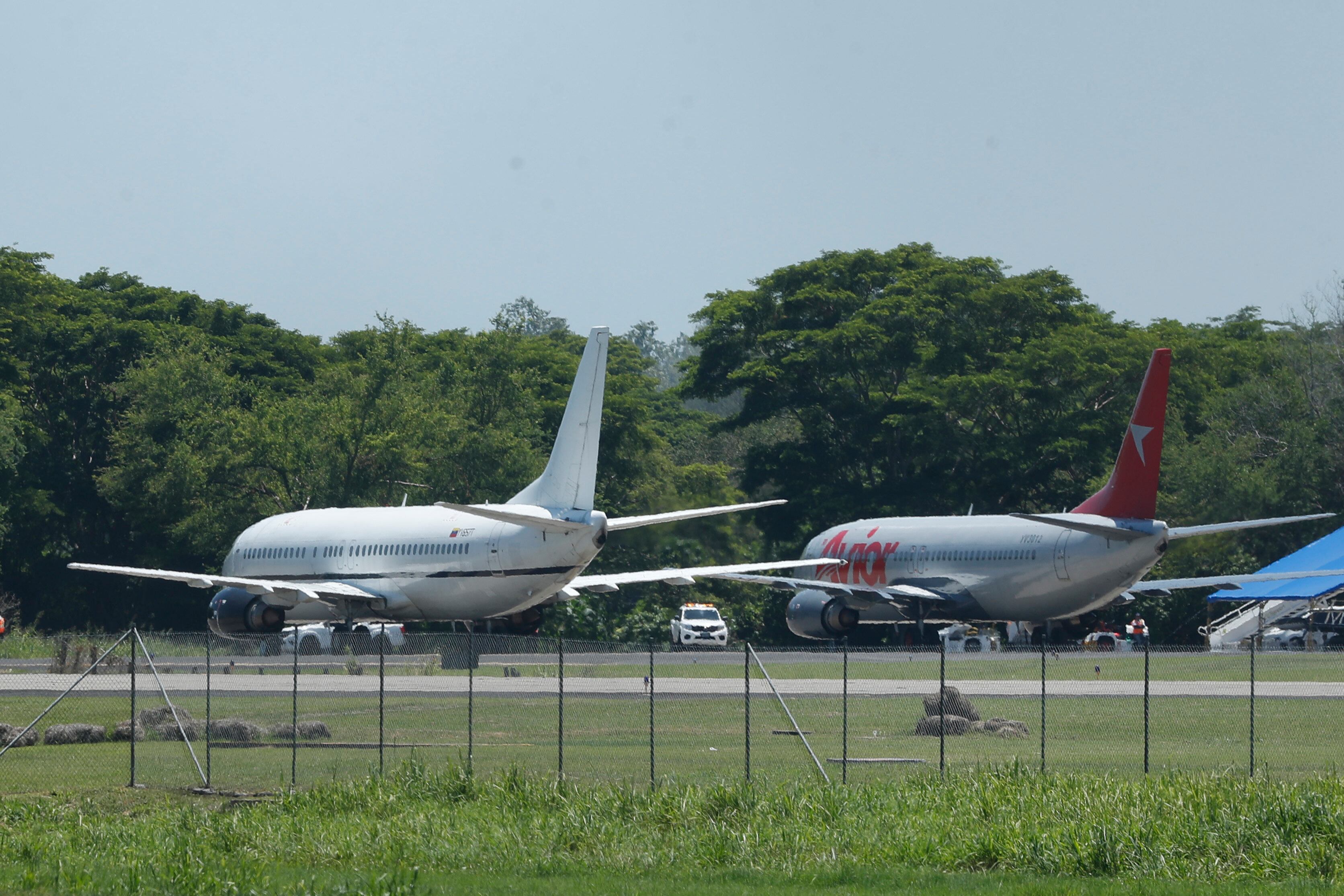 Fotografía de aviones que transportan a venezolanos detenidos en El Salvador con destino a Venezuela. 