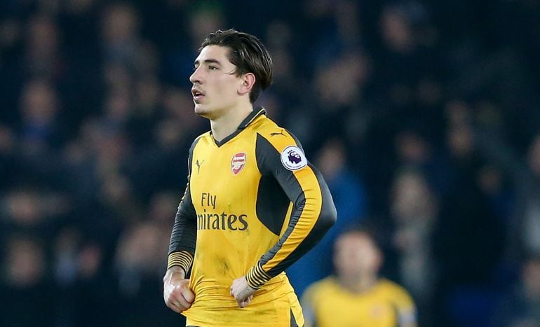 Héctor Bellerín durante un partido con el Arsenal