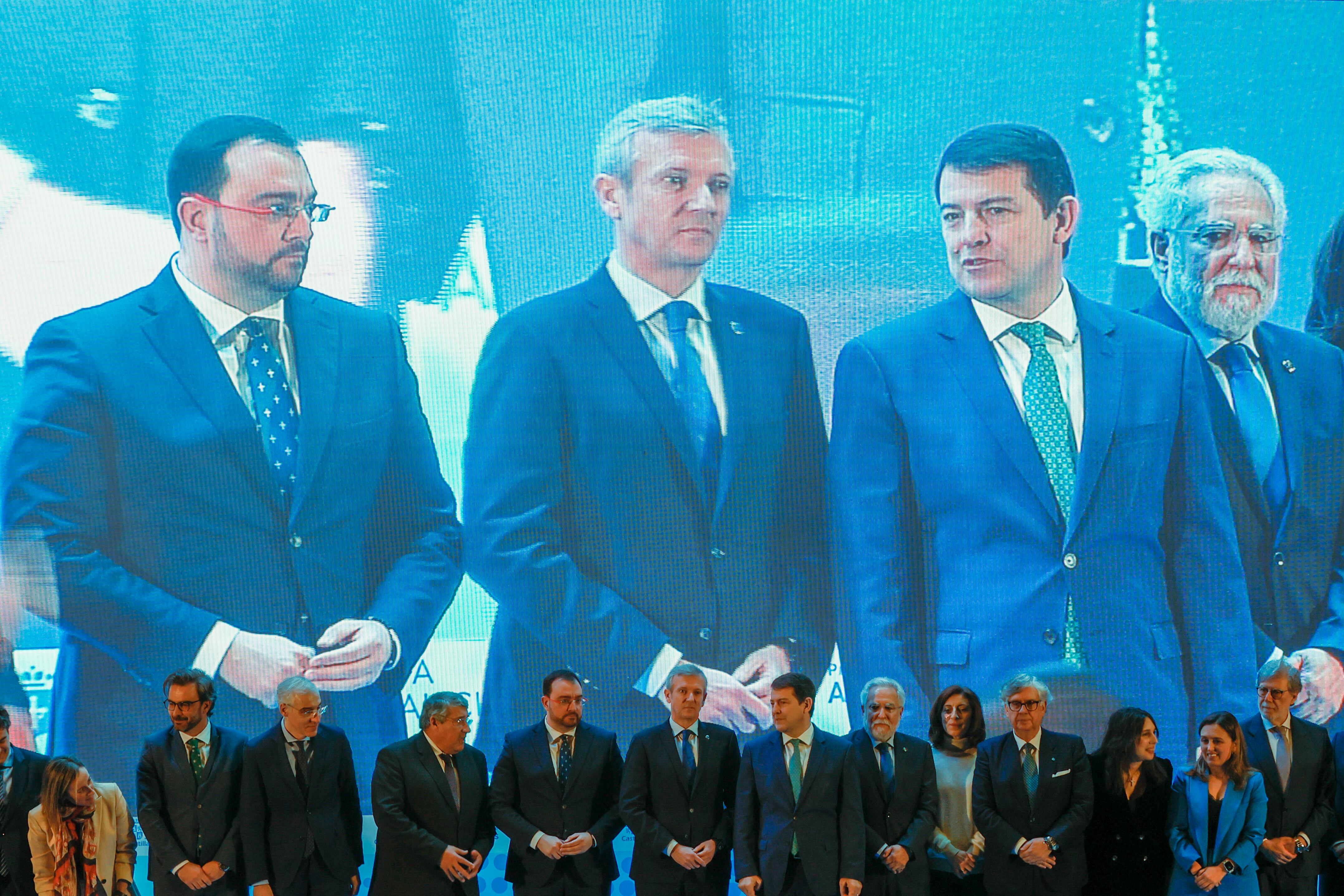 GRAF3990. SANTIAGO DE COMPOSTELA, 27/01/2023.-Los presidentes de las comunidades de Galicia, Castilla y León y Asturias, Alfonso Rueda (c), Alfonso Fernández Mañueco y Adrián Barbón, (izq) posan con los participantes tras firmar la declaración institucional del Corredor Atlántico, esta mañana en Santiago de Compostela EFE/Lavandeira jr
