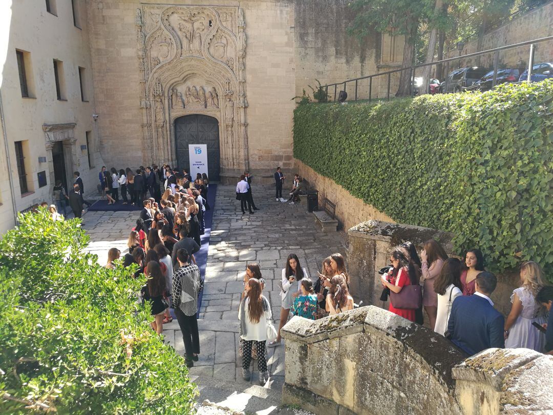 Los alumnos esperan entrar al aula magna para la inauguración del nuevo curso