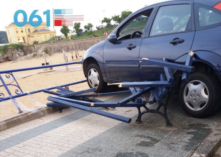 El coche quedó empotrado contra la barandilla del paseo.