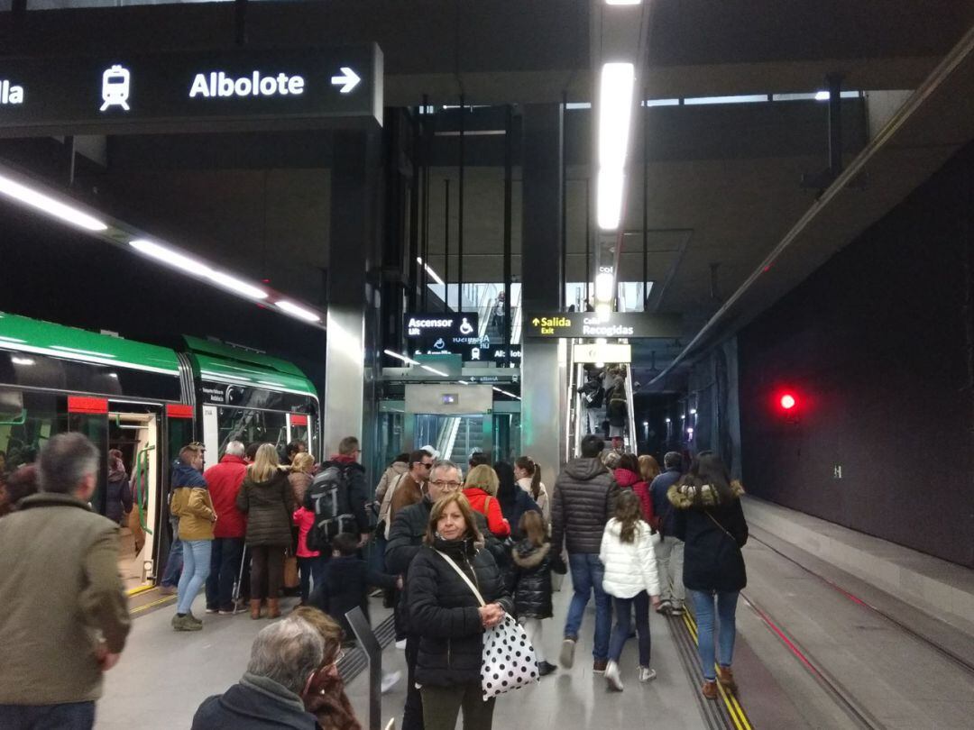 Usuarios del metro de Granada