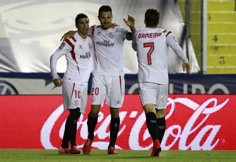 Reyes celebra su gol ante el Levante con Vitolo y Kevin Gameiro